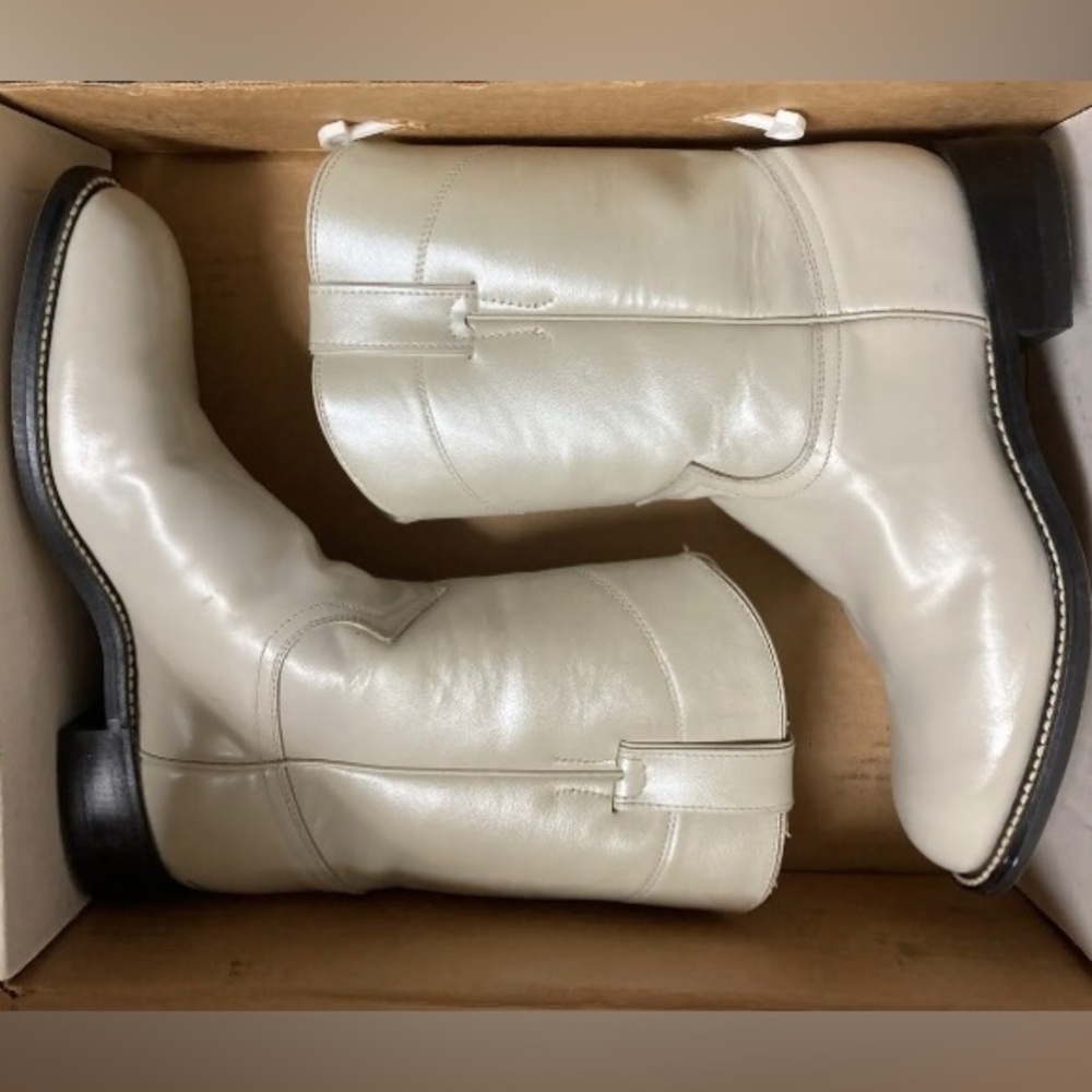 Justin Boots size 4 1/2 D can be women’s or child.